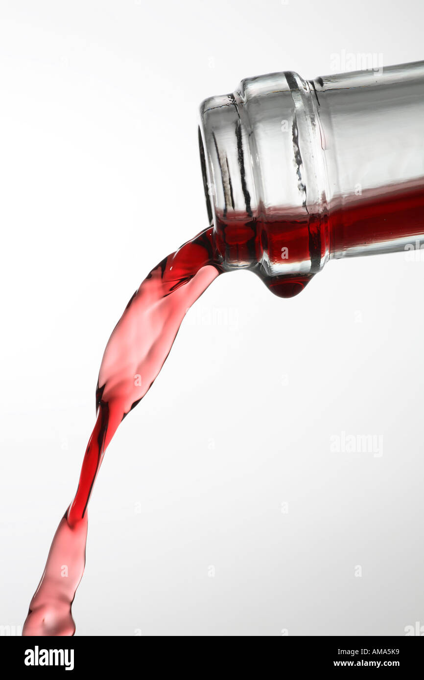 Nahaufnahme der Glas-Flasche Rotwein gießen. Stockfoto