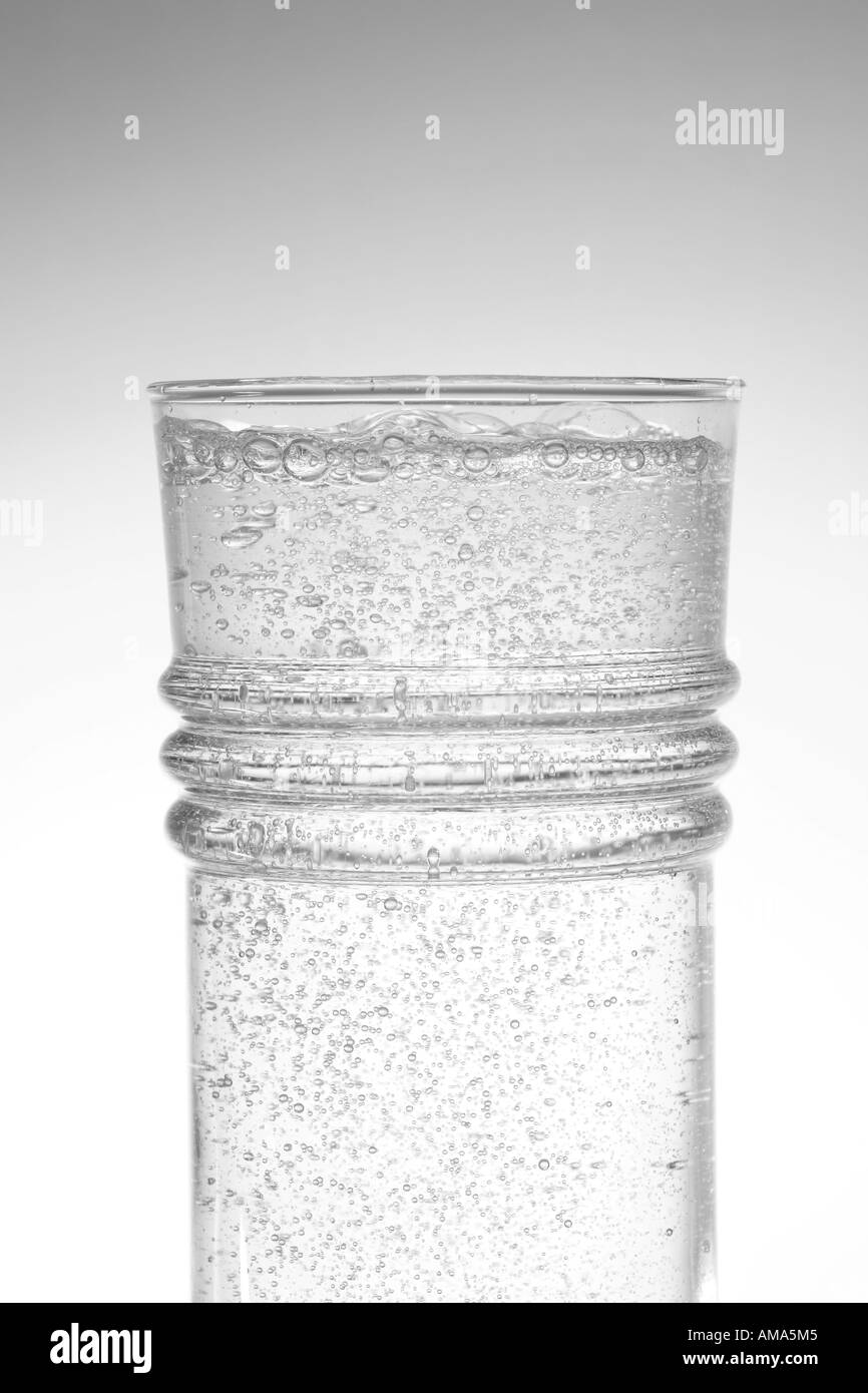 Mineralwasser: Nahaufnahme von Wasserglas mit Mineralwasser gefüllt Stockfoto