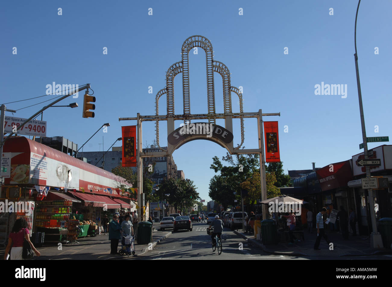 Der berühmte Sunnyside Bogen läutet den Eingang zum Sunnyside Queens Geschäfte an der 46ths Straße und Queens Boulevard Stockfoto
