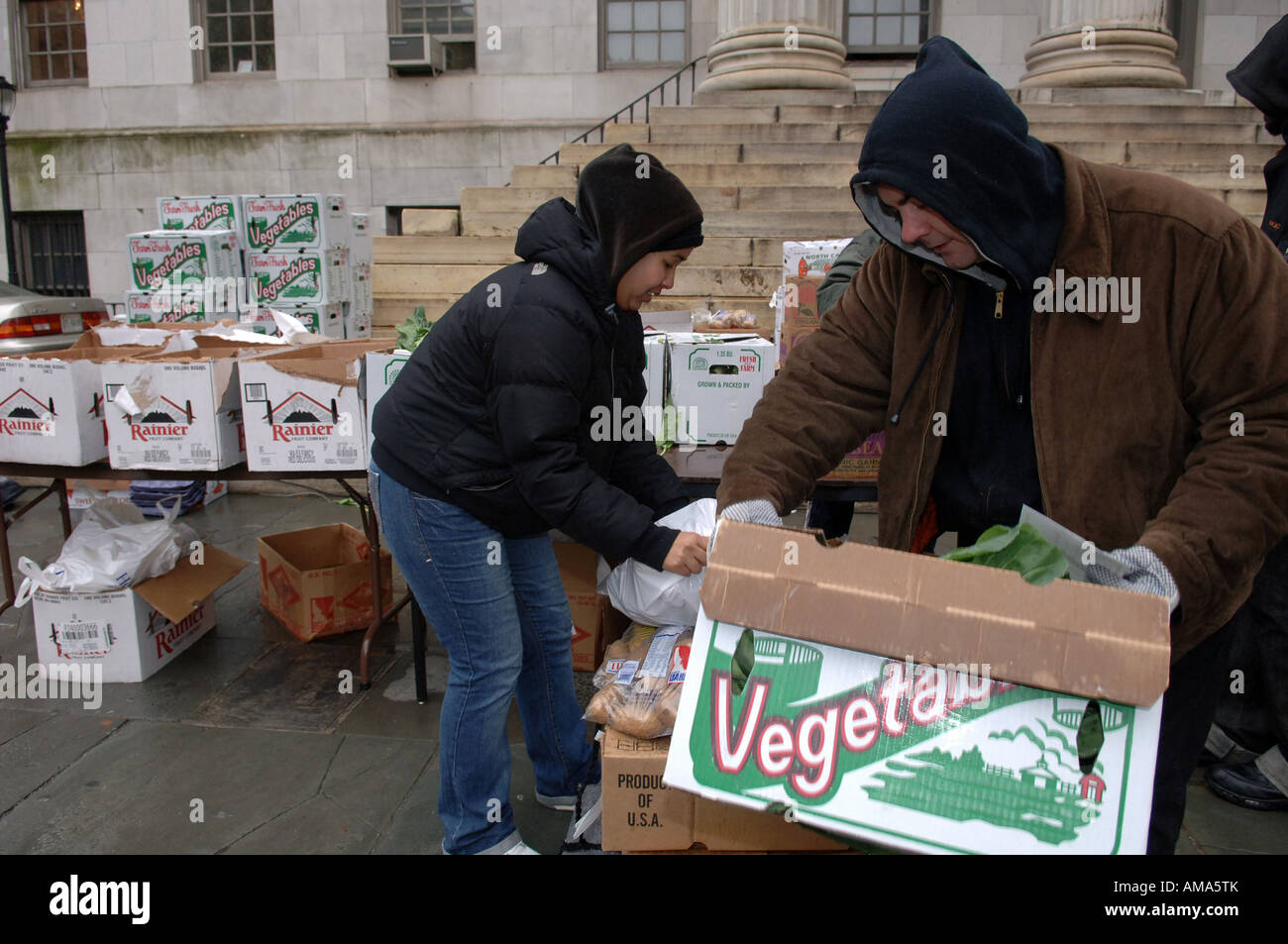 Freiwillige Helfer bereiten Körbe mit gefrorene Truthähne und andere Urlaub Lebensmittel außerhalb Brooklyn Borough Hall in New York City Stockfoto