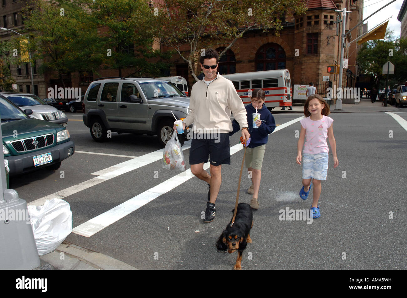 Familienwanderungen Hund auf der West End Avenue auf der Upper West Side von Manhattan in New York City Stockfoto