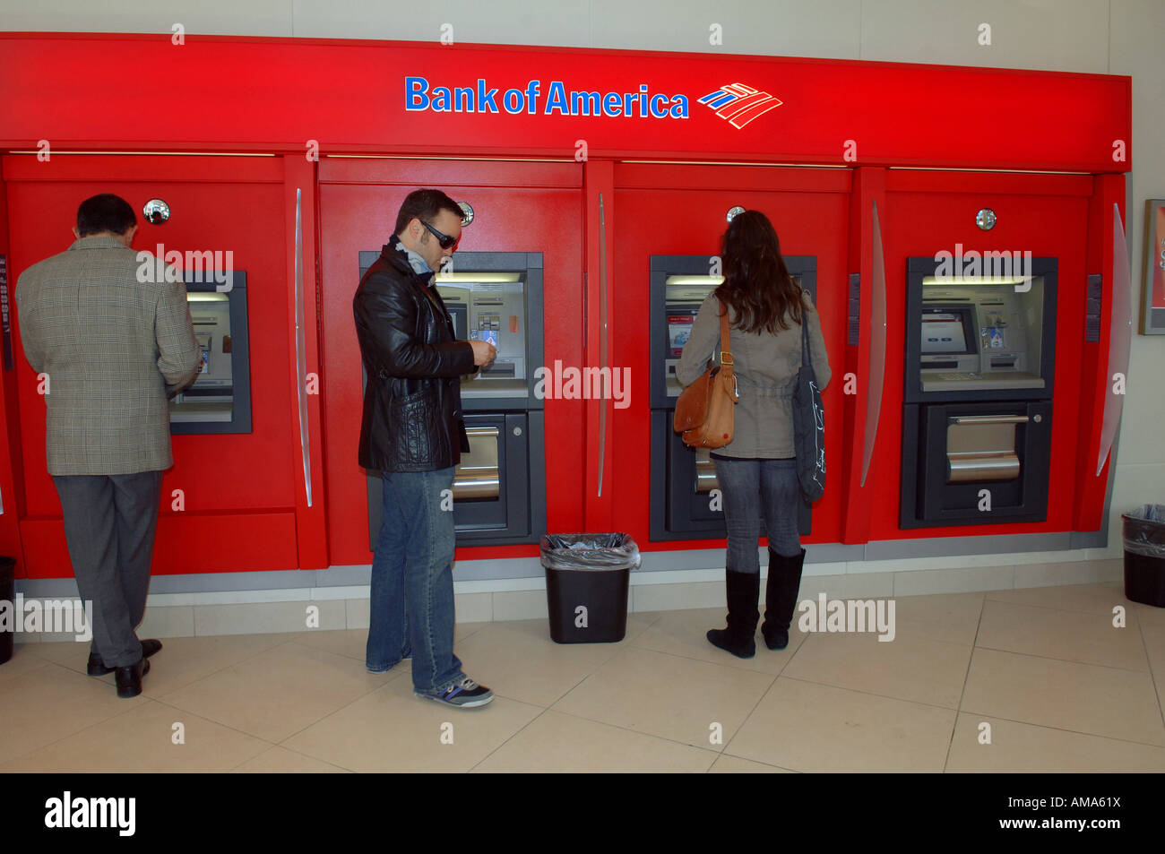 Kunden nutzen die Geldautomaten der Bank of America in der Bankfiliale s Greenwich Village in New York City Stockfoto