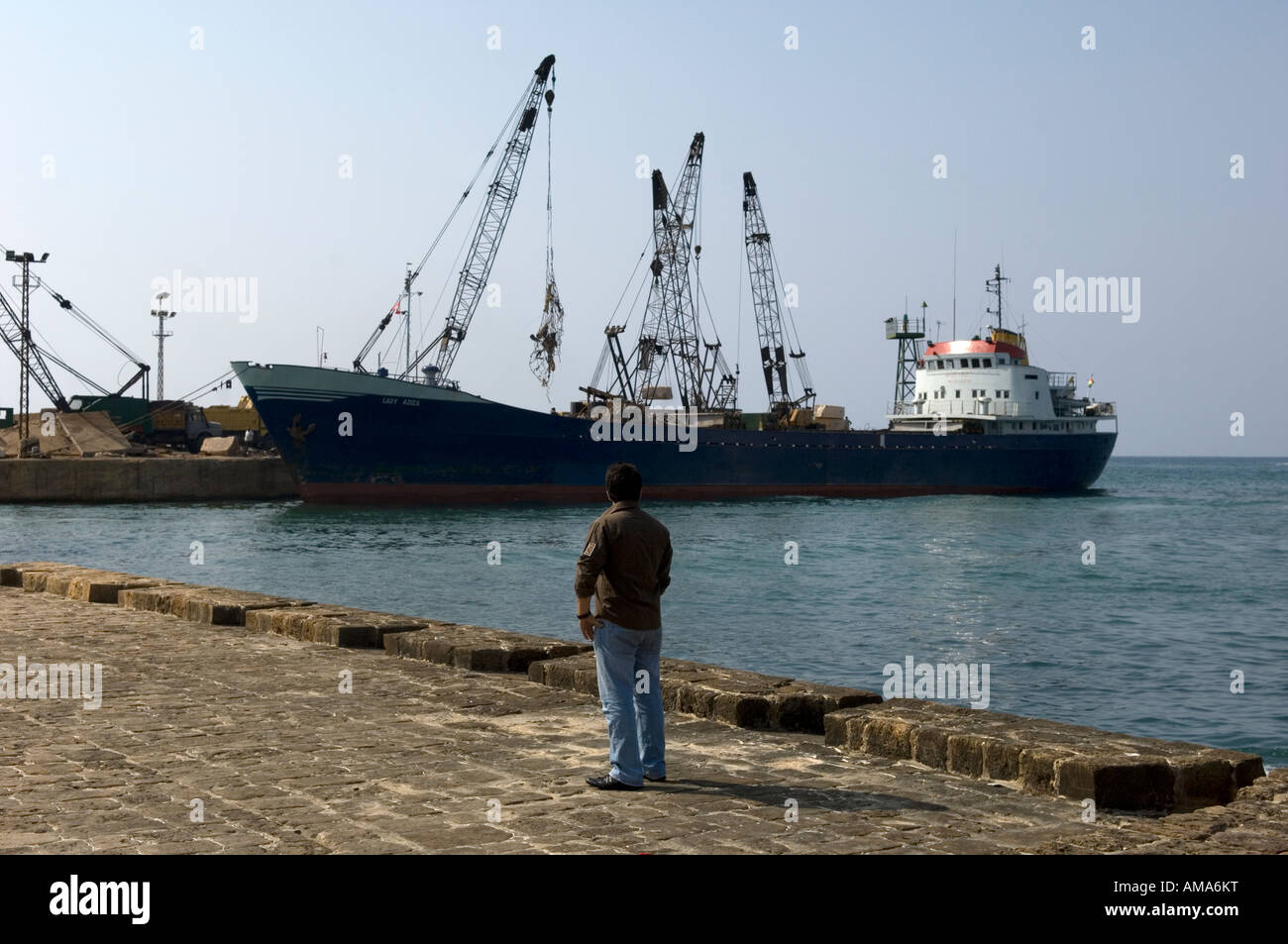 Man beobachtete Schiff am Hafen Stockfoto