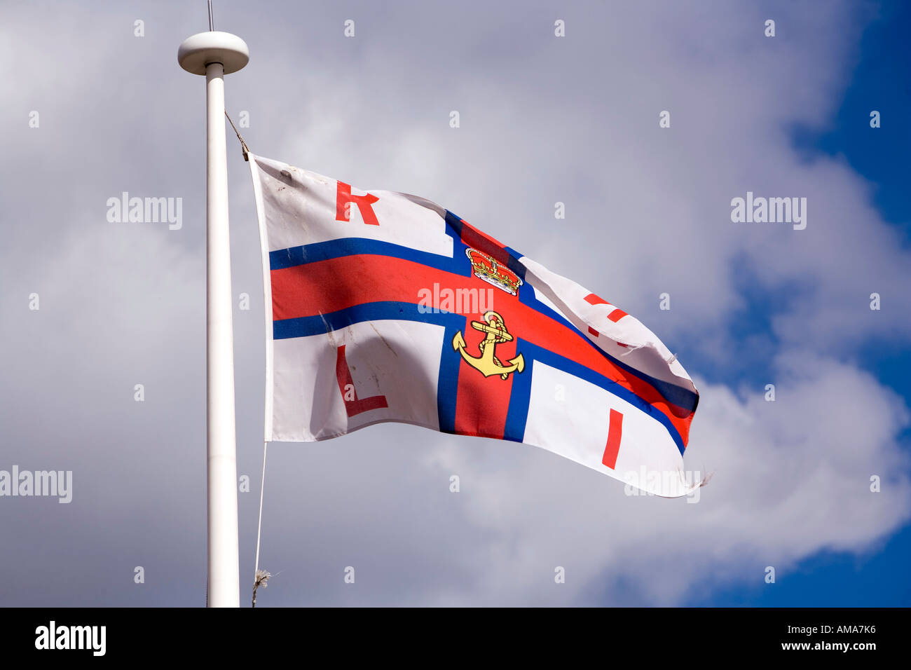 UK Dorset Poole alte Stadt RNLI Flagge über dem Rettungsboot-Museum Stockfoto