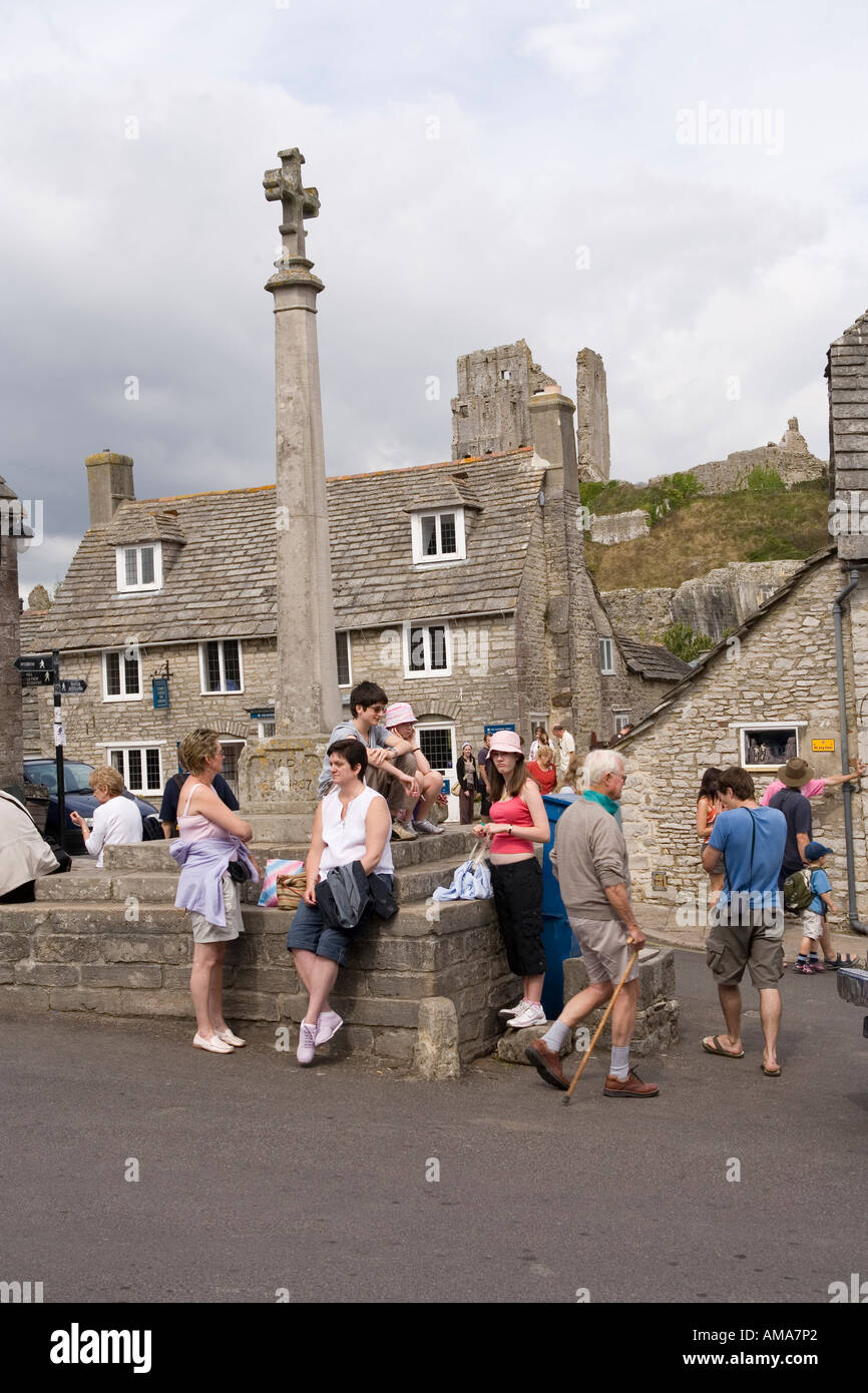 UK Dorset Corfe Castle Besucher saßen auf Dorf Kreuz Stockfoto