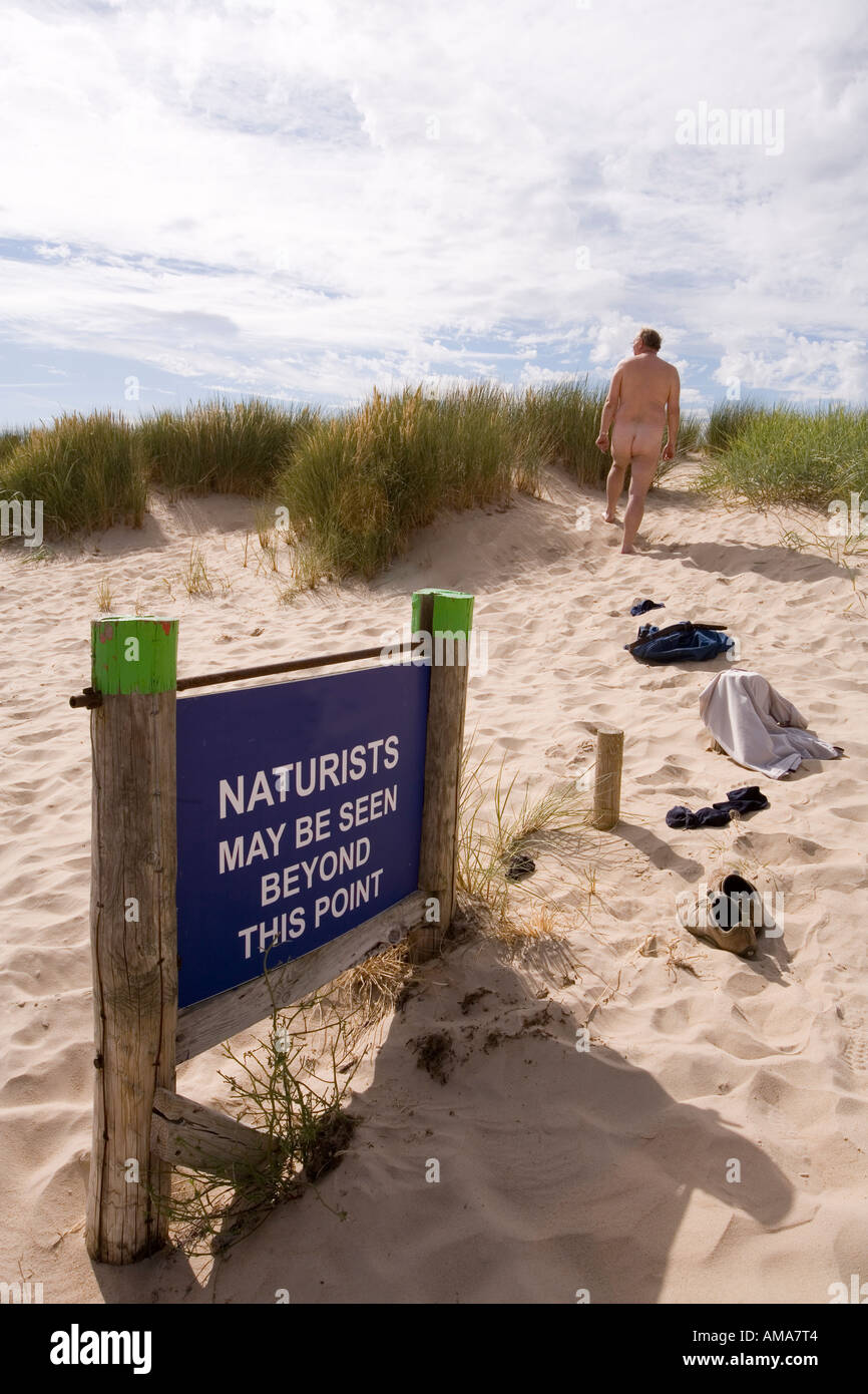 UK Dorset Studland Bay FKK-Strand Schild mit nackter Mann und gebrauchte  Kleidung Stockfotografie - Alamy