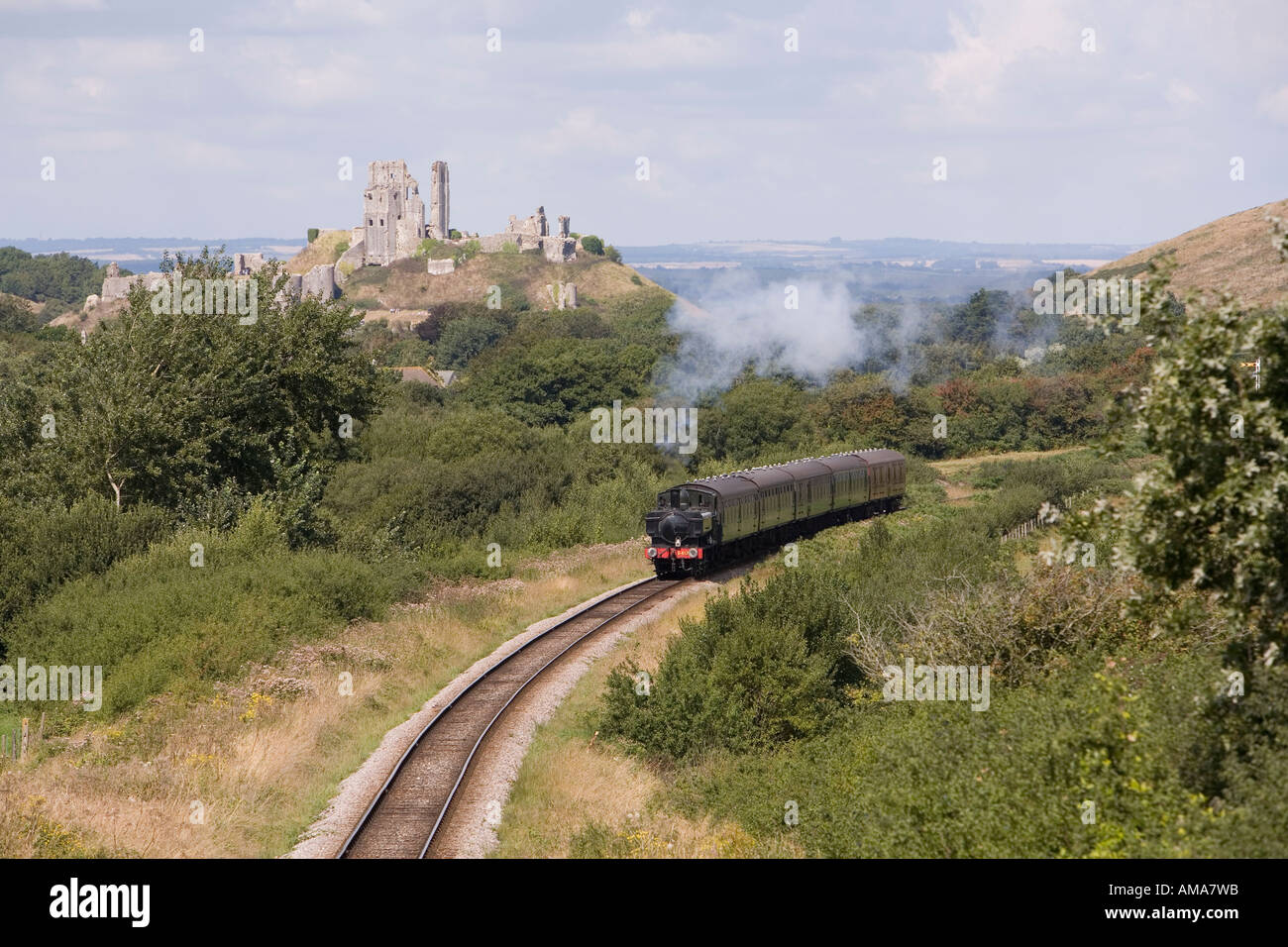 UK Dorset Corfe Castle Swanage Railway Dampfzug, vorbei an der Burg Stockfoto