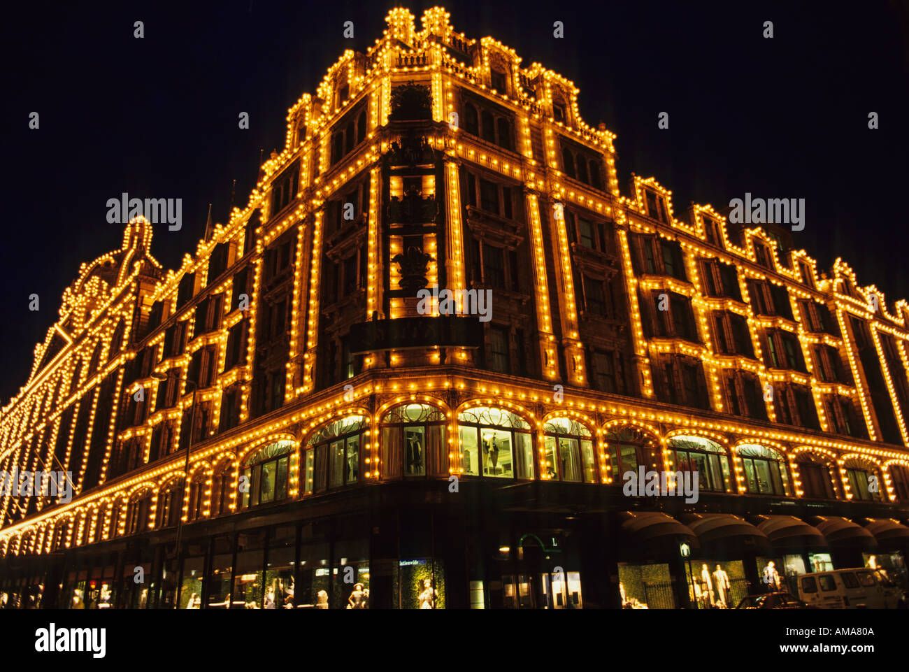England London Knightsbridge Harrods Kaufhaus skizziert in Lichter in der Nacht Stockfoto