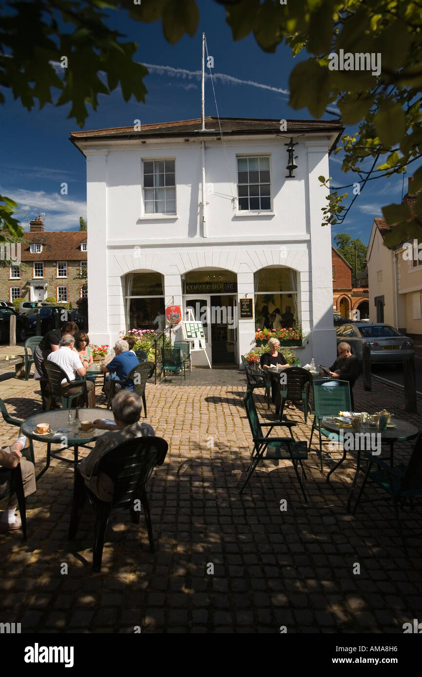 West Sussex South Downs Midhurst Besucher im alten Rathaus-Café Stockfoto