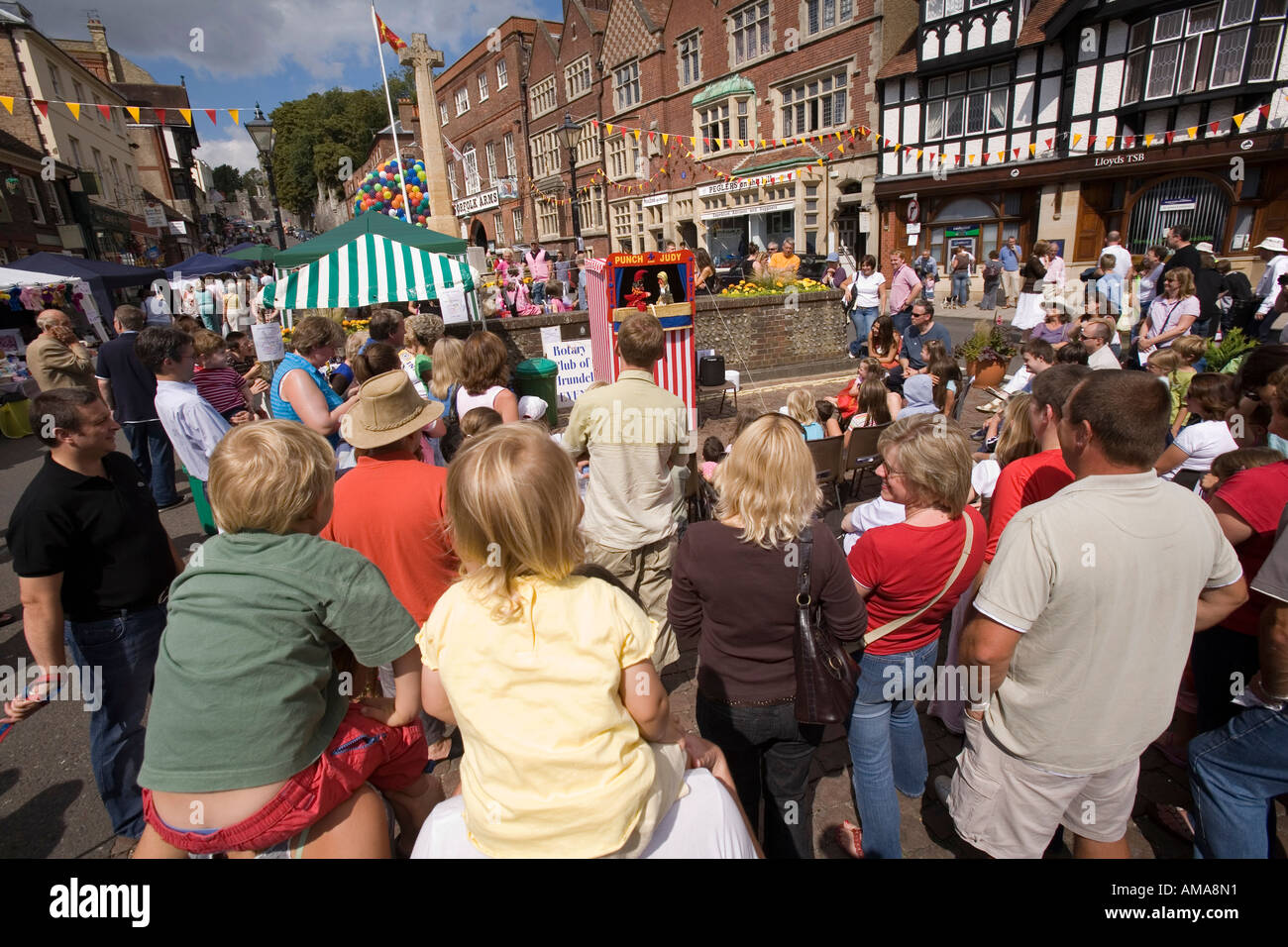 West Sussex South Downs Arundel High Street Stadt und Land Street Fair Punch Judy zeigen Stockfoto