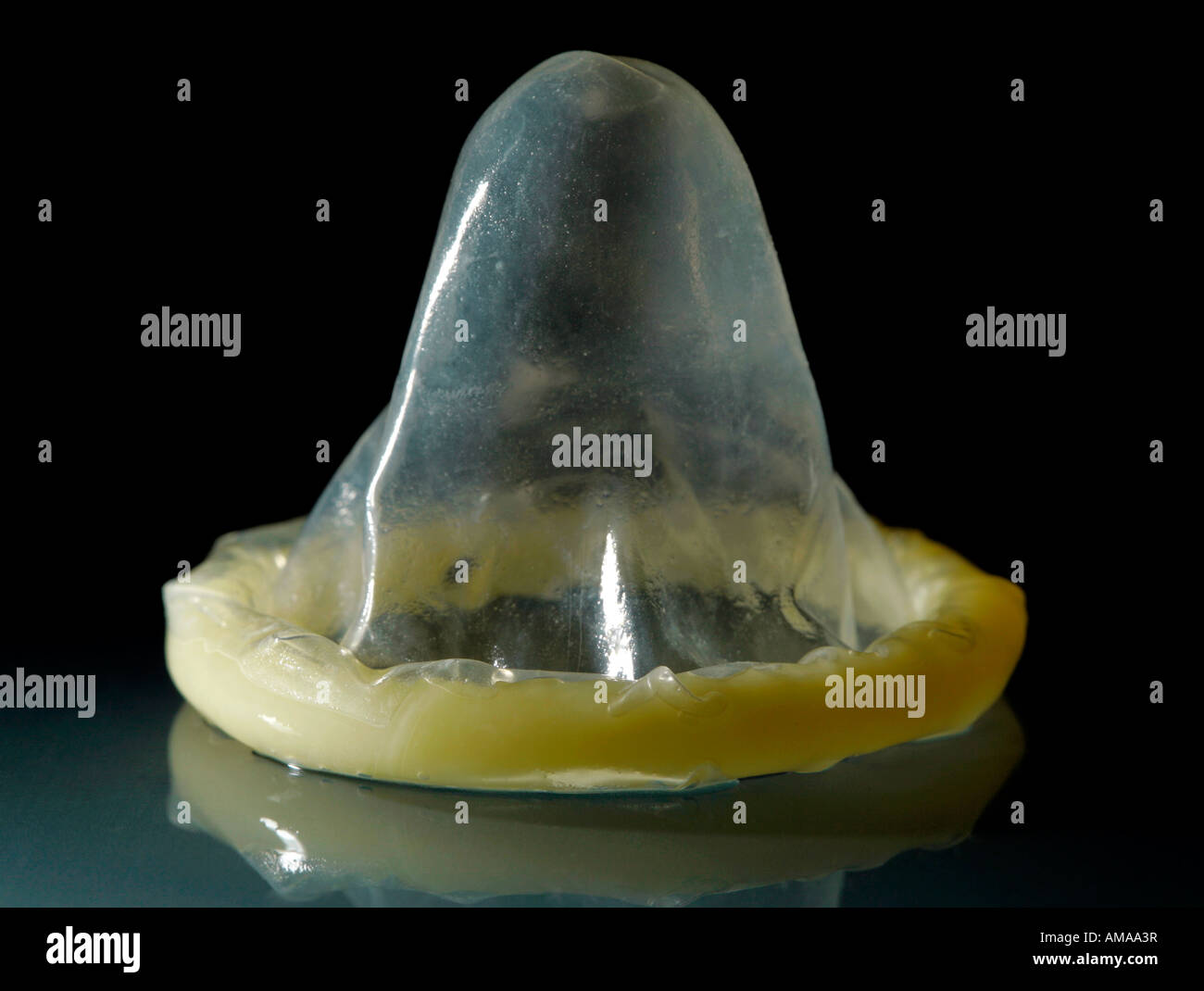 Eine Nahaufnahme von einem geöffneten Durex-Kondom Stockfoto
