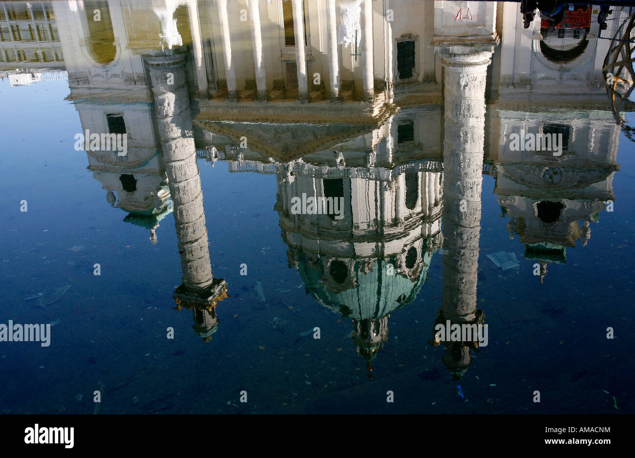 August 2007 - Karlskirche St Charles Borromeo Kirche von Fischer von Erlach in Karlsplatz Refelected im Wasser Wien Österreich Stockfoto