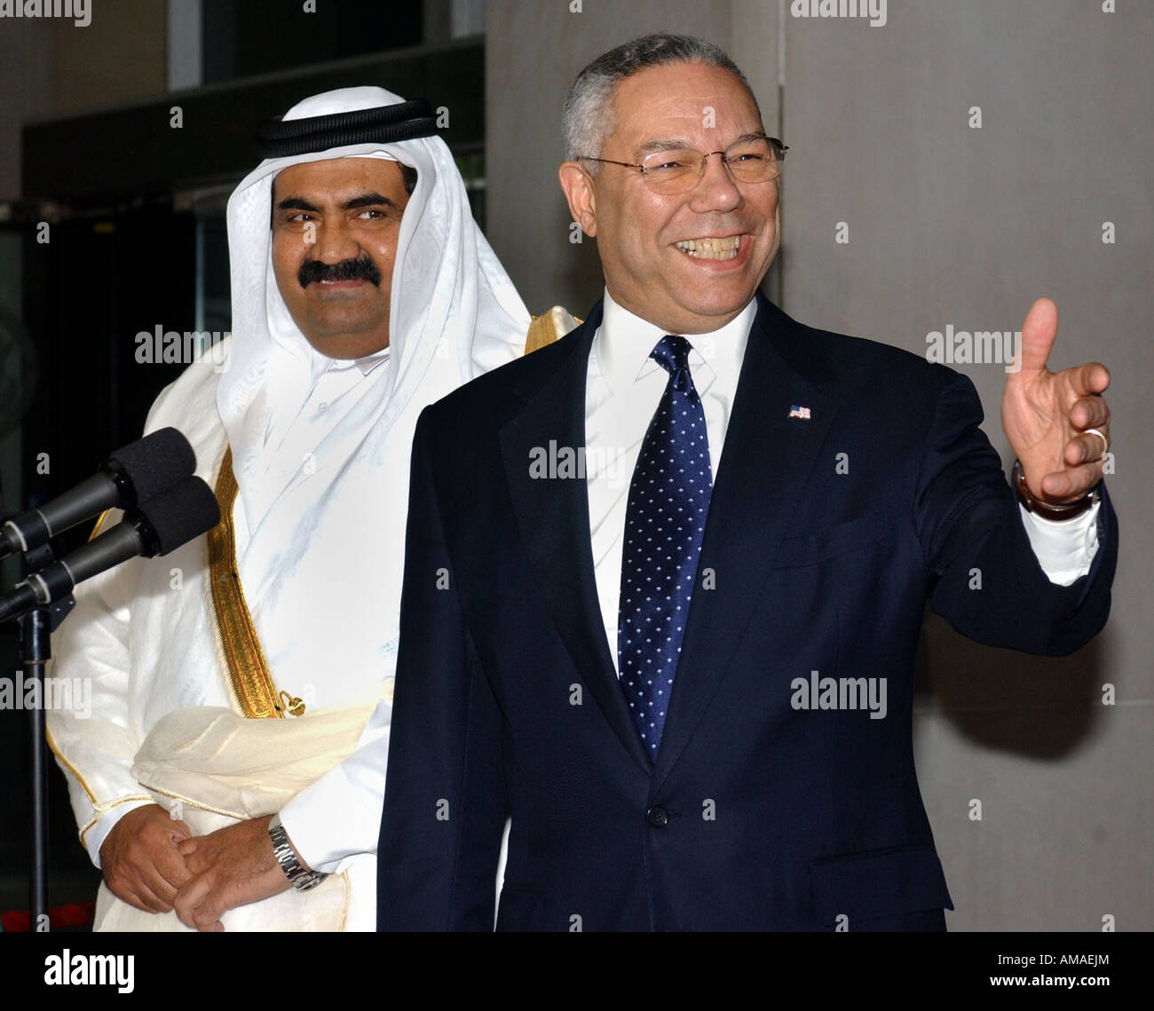 Scheich Hamad Bin Khalifa Al Thani Emir von Katar spricht zu den Medien mit Staatssekretär Colin Powell. Stockfoto