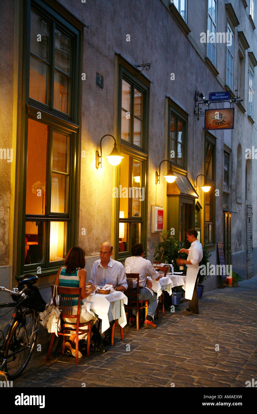 Menschen Sie Aug 2008 - sitzen im gehobenen Weibels Wirtshaus Restaurant Wien Stockfoto