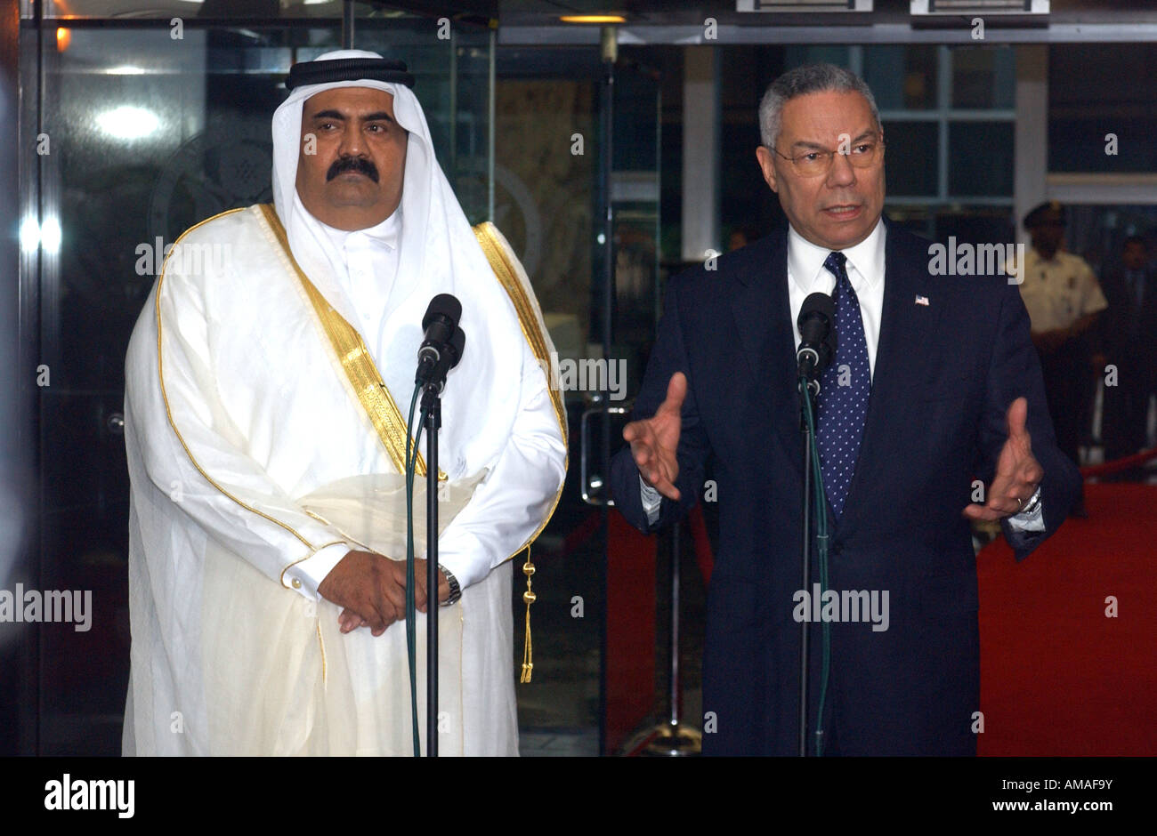 Scheich Hamad Bin Khalifa Al Thani Emir von Katar und Staatssekretär Colin Powell sprechen mit den Medien im Außenministerium Stockfoto