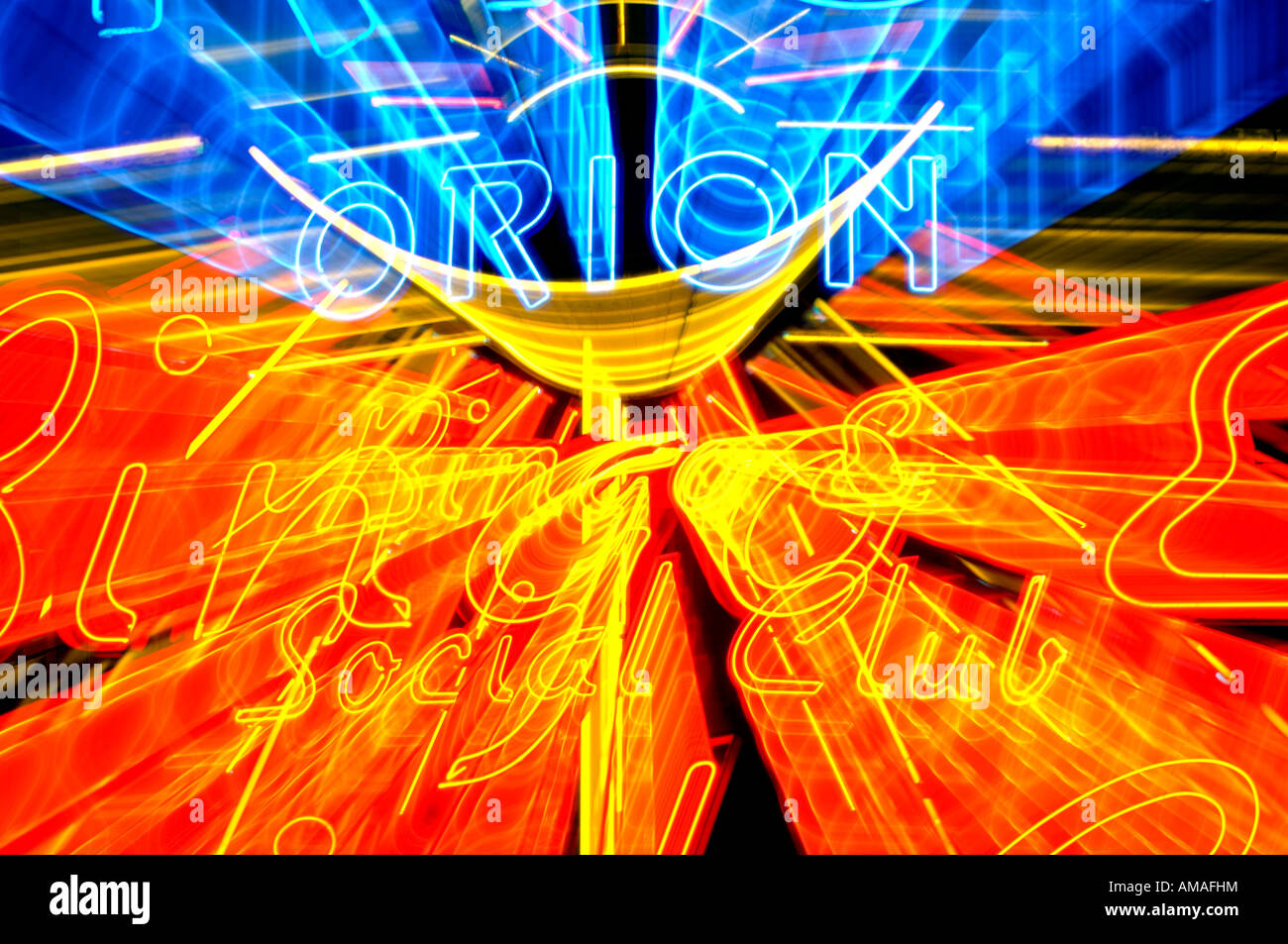 Neon unterzeichnen Orion Bingo-Sozialverein während der Belichtung für Effekt vergrößert Stockfoto