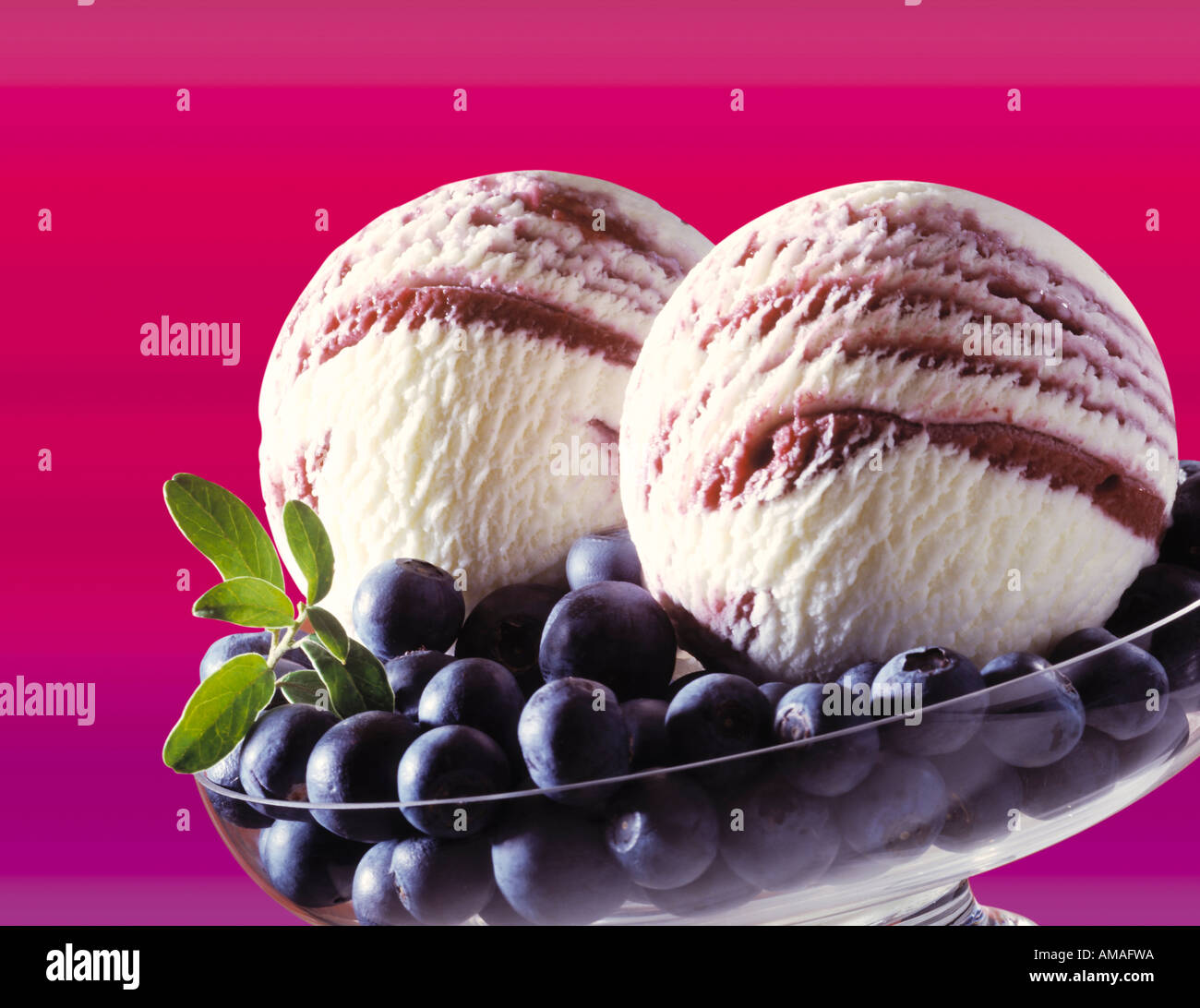 Heidelbeer-Joghurt-Eis, close-up Stockfoto