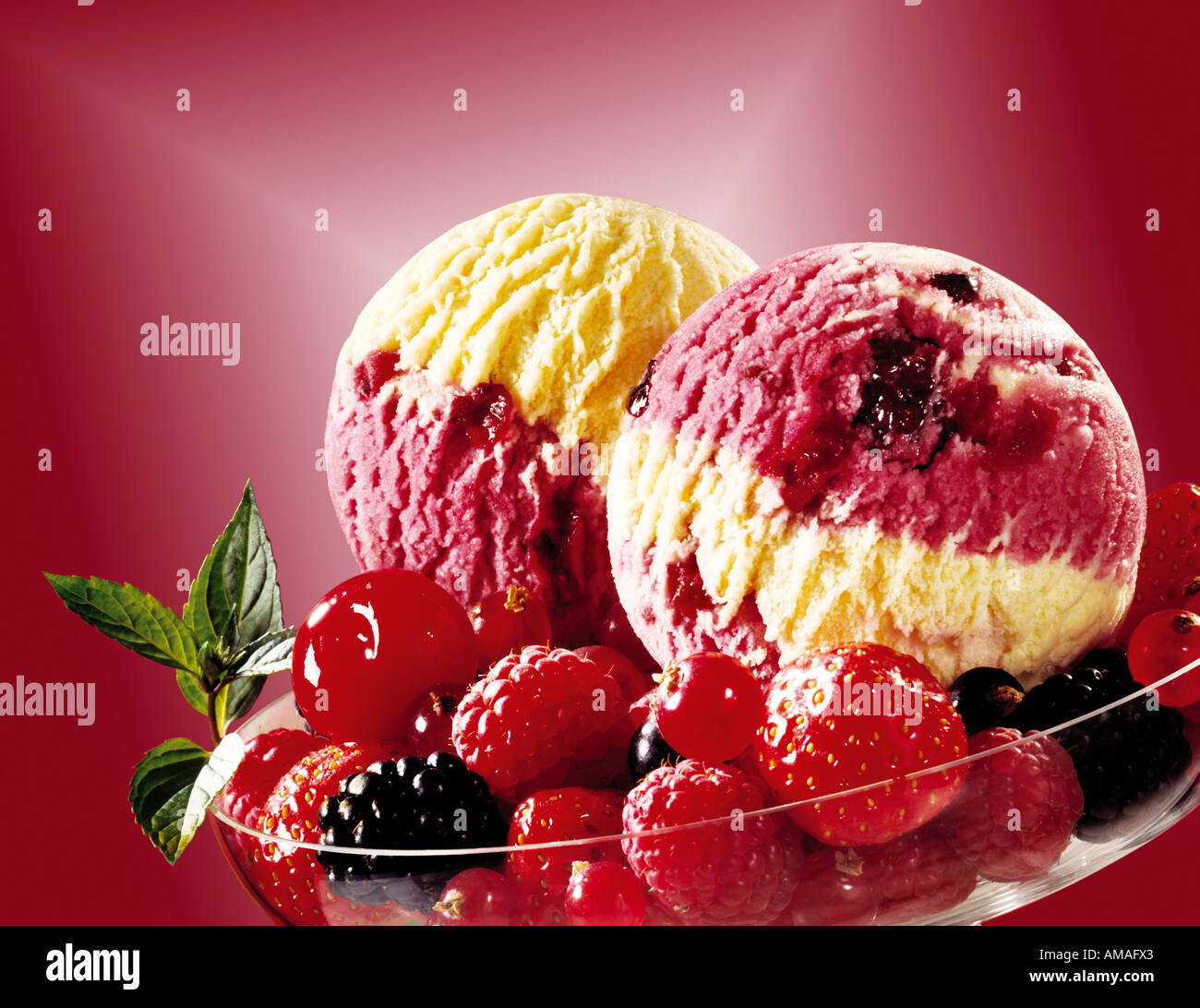 Rote Grütze Eis Stockfoto