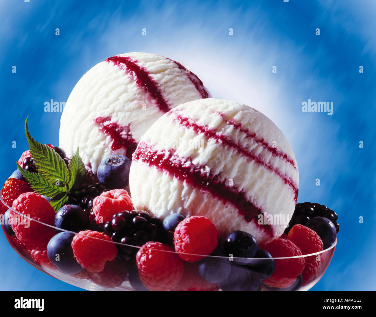 Wild-Berry-Joghurt Eis, close-up Stockfoto
