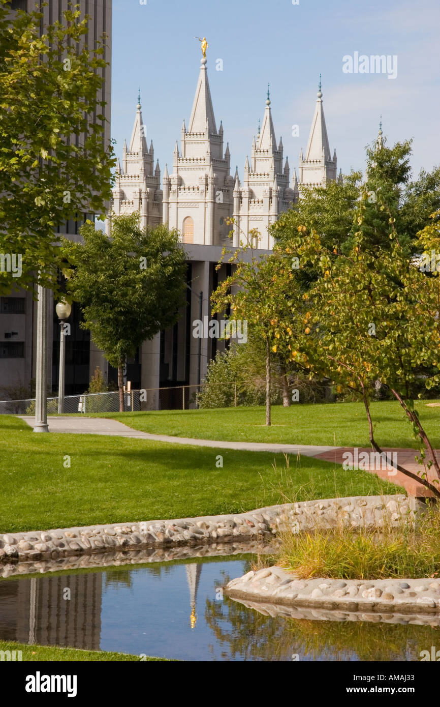 Tempel der Mormonen-Kirche von Creek Stadtpark im Zentrum von Salt Lake City Utah gesehen Stockfoto