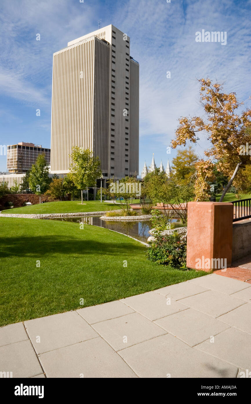 Welthauptquartier der HLT-Kirche von Creek Stadtpark im Zentrum von Salt Lake City Utah gesehen Stockfoto
