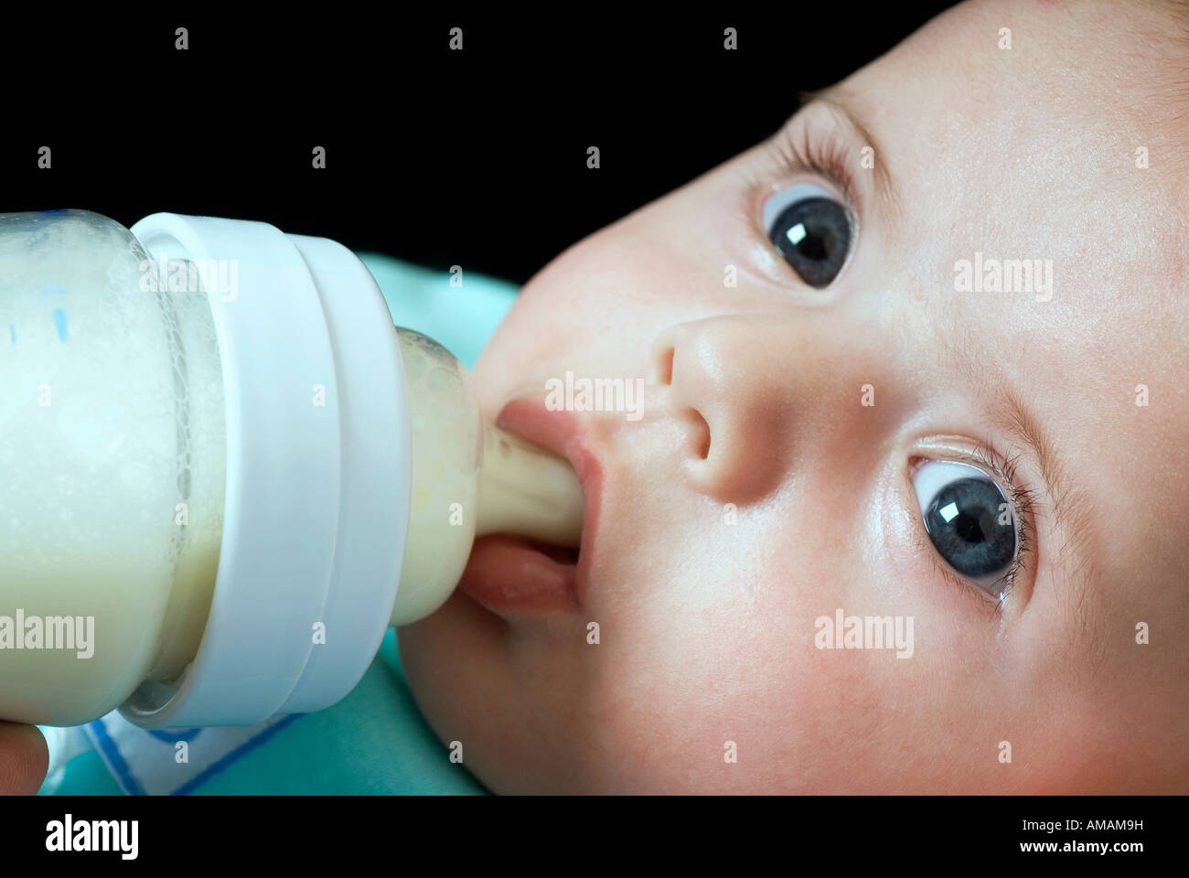 Ein Baby aus der Flasche trinken Stockfoto