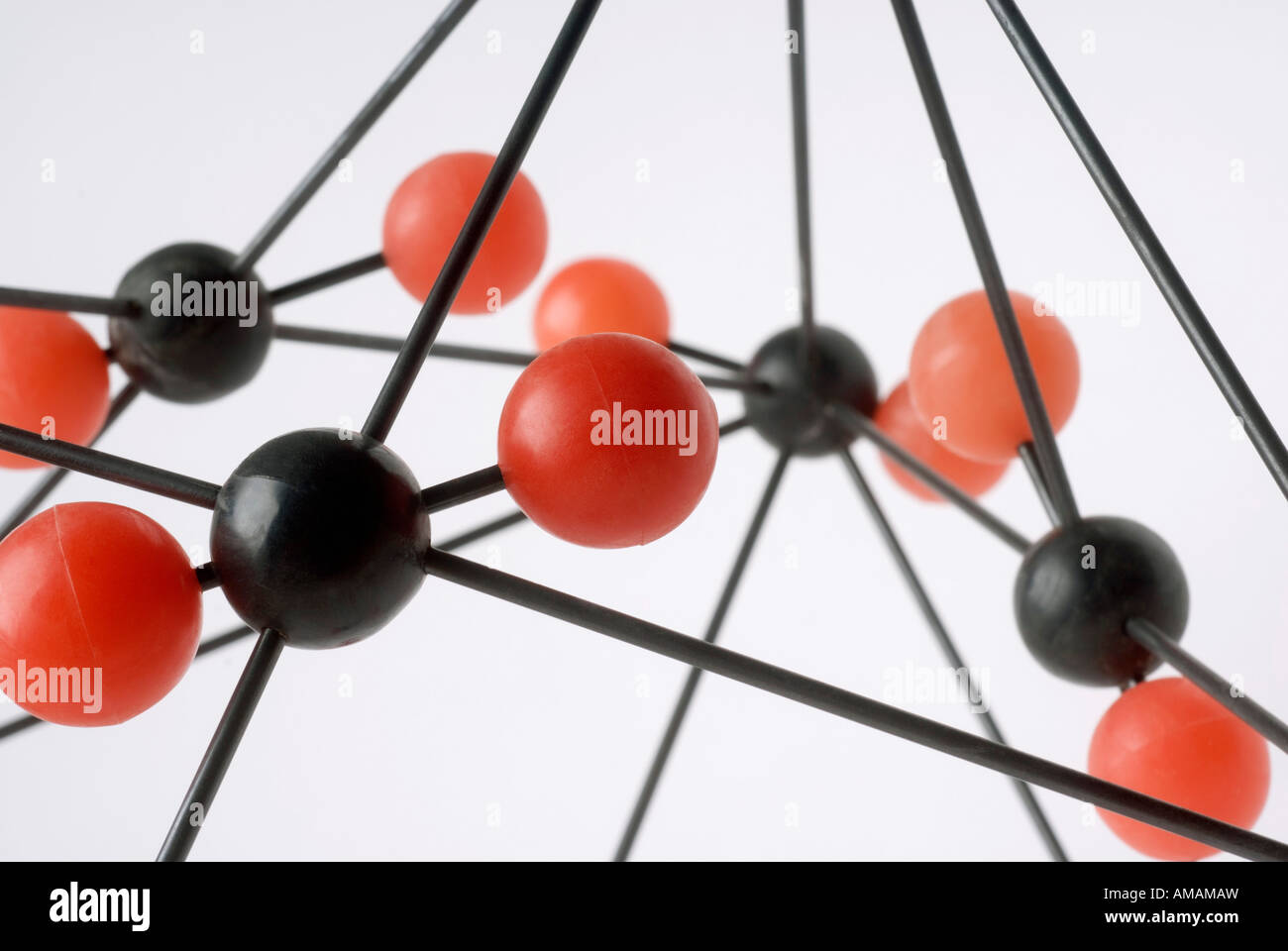 Nahaufnahme von Molekülmodell auf weißem Hintergrund Stockfoto