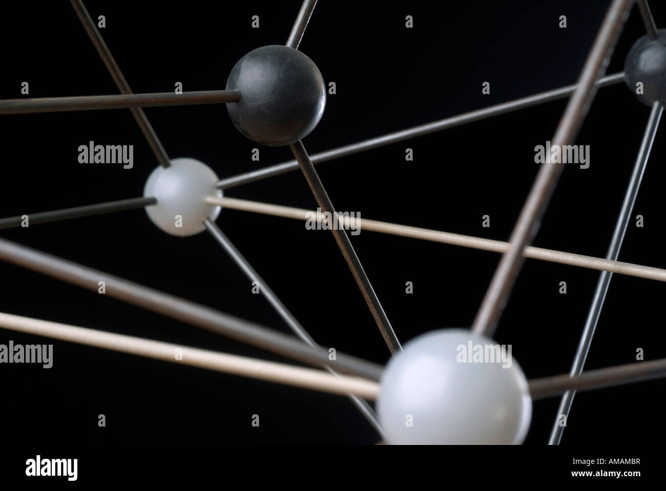 Eine Nahaufnahme von einem Molekülmodell auf schwarzem Hintergrund Stockfoto