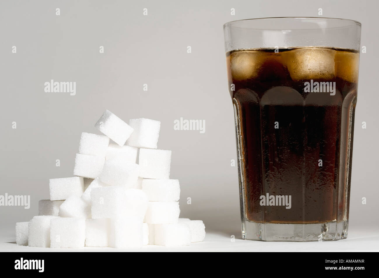 Ein Glas Cola und einen Haufen Zuckerwürfel Stockfotografie - Alamy