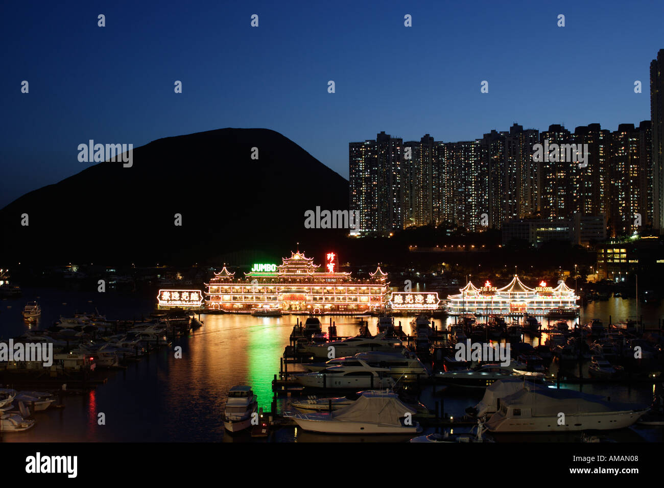 Der Jumbo Floating Restaurant, hat es bei der Vorbereitung von Meeresfrüchten für anspruchsvolle Gäste übertroffen. Stockfoto