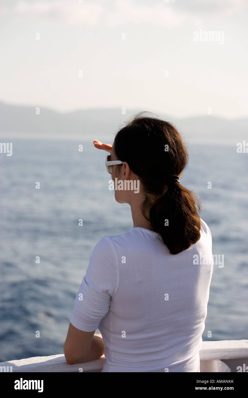 Eine Frau, Blick auf das Meer Stockfoto