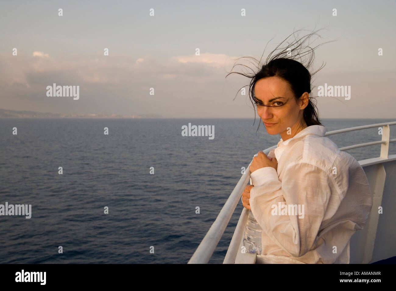 Eine Frau stand auf dem Schreibtisch eines Schiffes Stockfoto