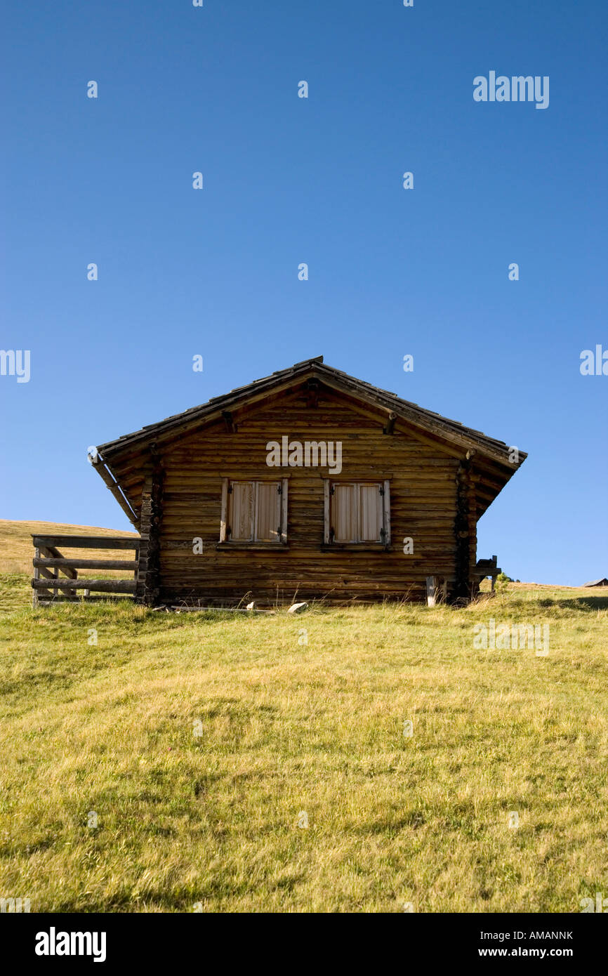 Ein Holzhaus auf einem Hügel Stockfoto