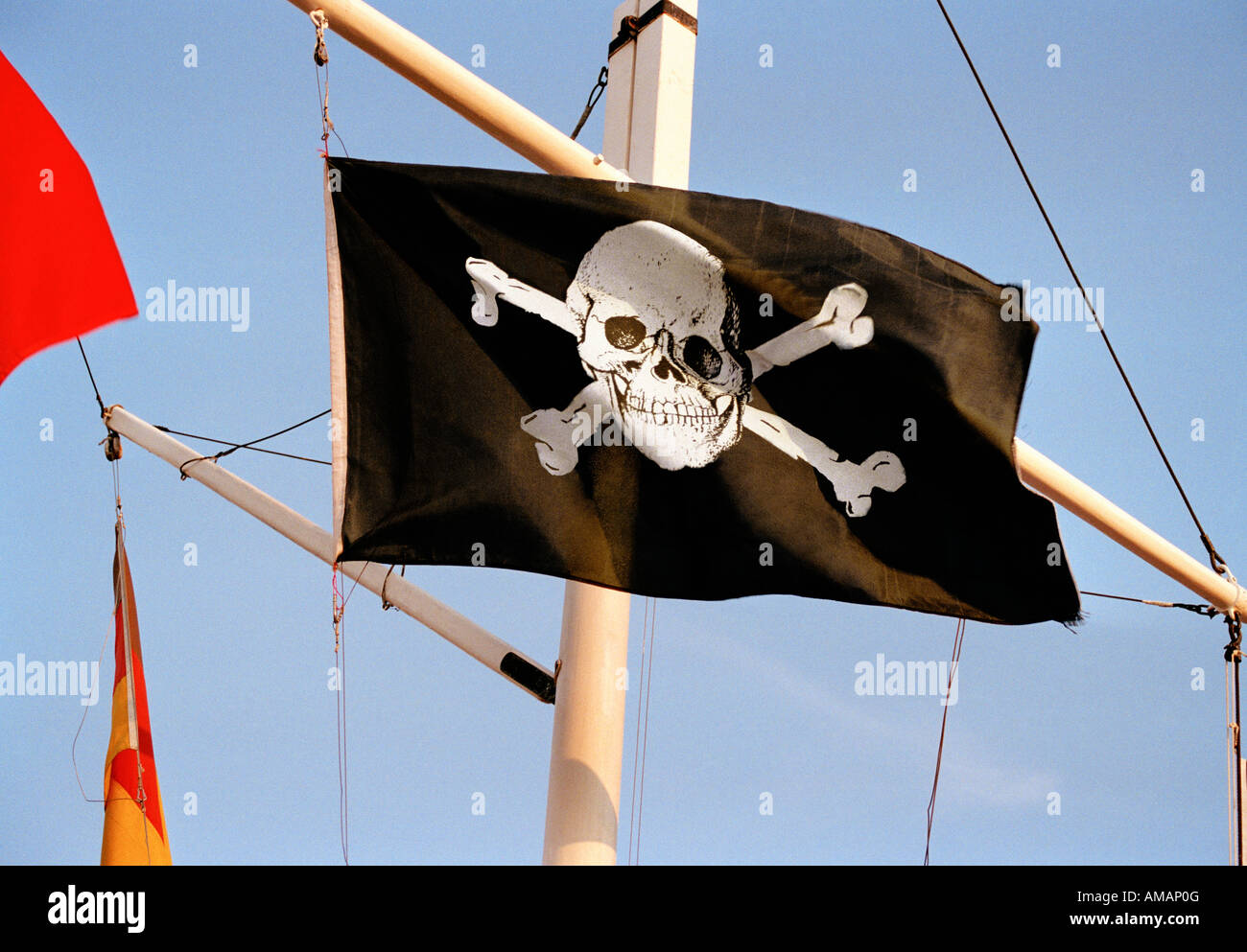 Ein Schädel und gekreuzten Knochen auf eine Flagge Stockfoto