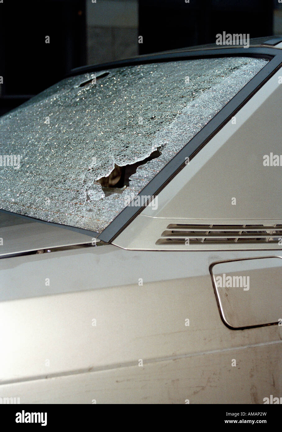 Einem zertrümmerten Autofenster Stockfoto