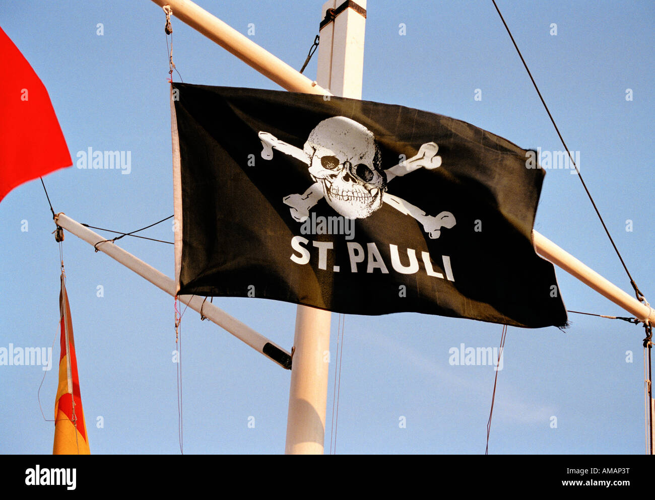 St. Pauli Fahne auf der Reeperbahn in Hamburg Stockfoto