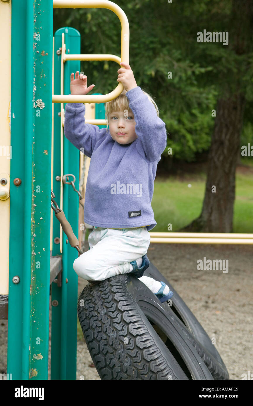 3jähriges Mädchen auf Spielplatz Stockfotografie Alamy