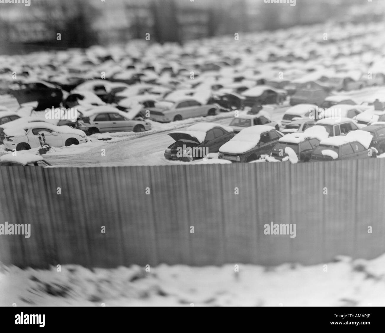 Verschneite Autos auf einem Schrottplatz Stockfoto