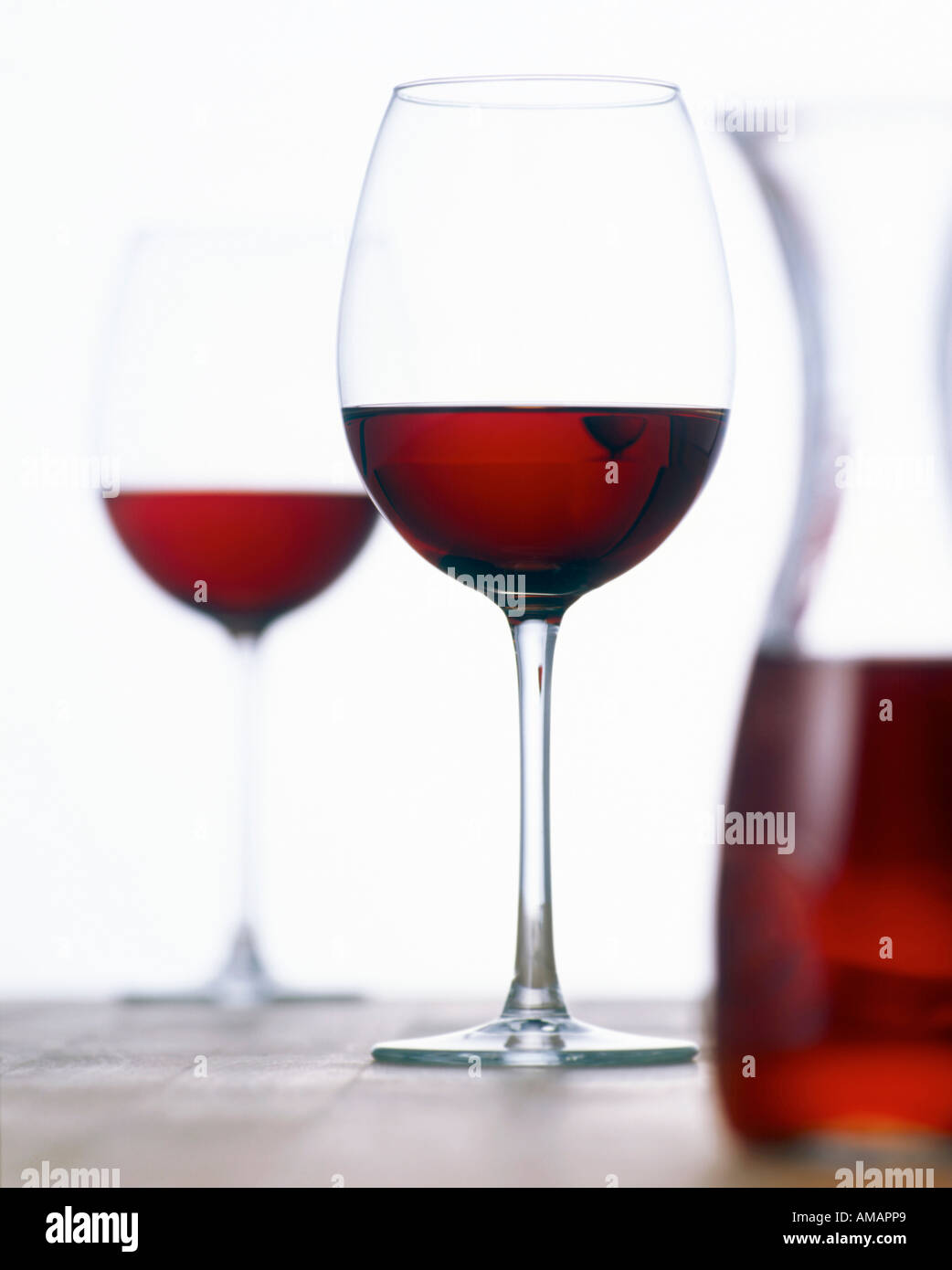 Glas Rotwein und Karaffe Stockfoto