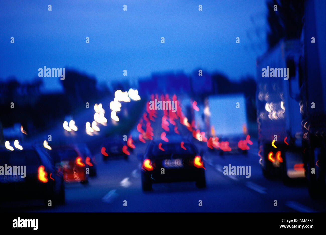 Verkehr auf Straße bei Nacht, verschwommene Bewegung Stockfoto