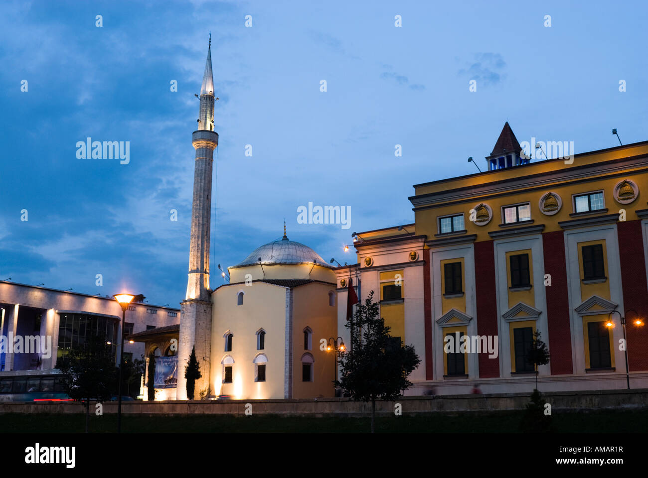 Ethem Bay Moschee Skanderbeg-Platz in der Abenddämmerung. Tirana, Albanien Stockfoto