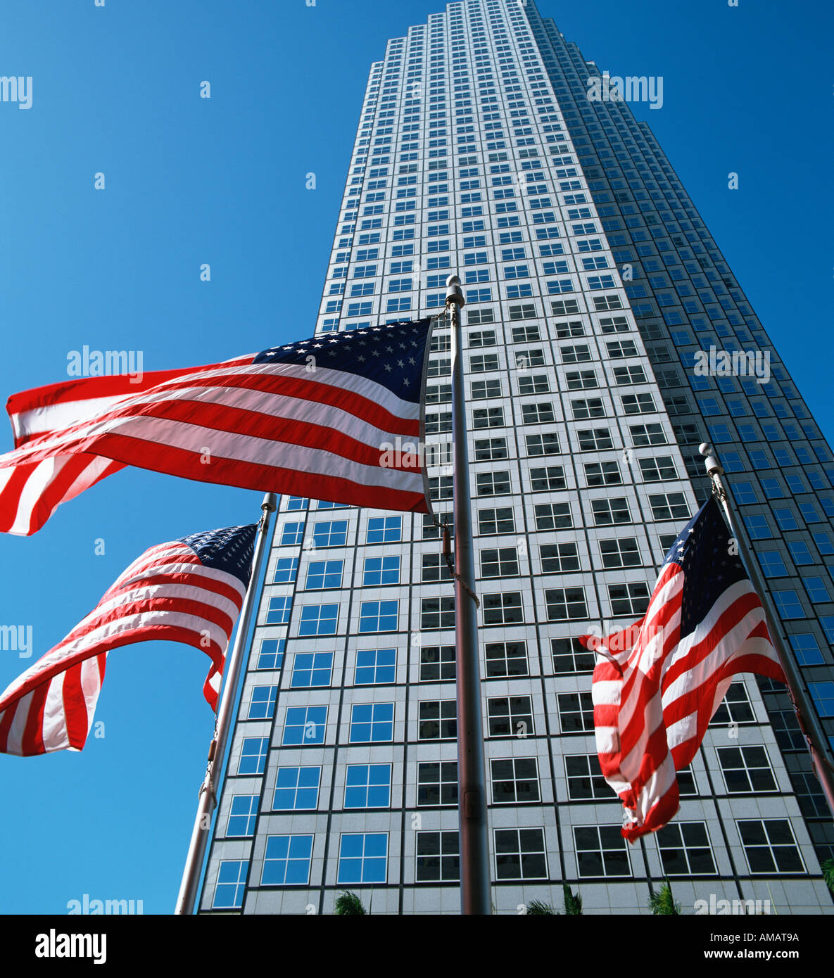 Die amerikanische Flaggen Stars And Stripes infront von einem modernen Bürogebäude Im Miami Florida USA Stockfoto