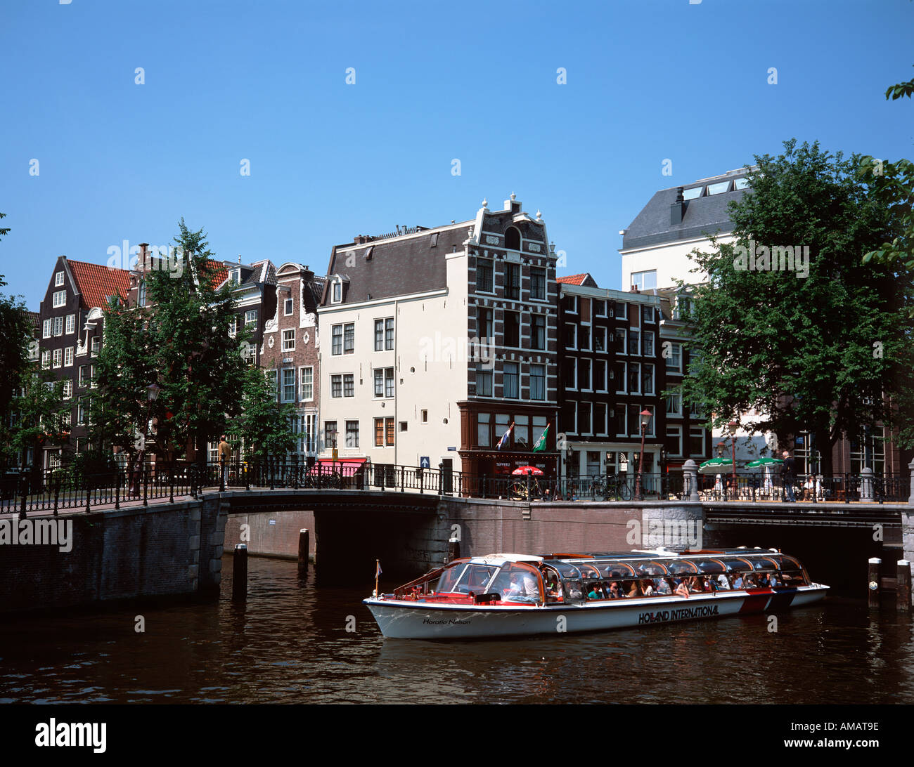 Ein Ausflugsschiff an Leidsegracht Ecke Prinsengracht in Amsterdam Holland Niederlande Stockfoto