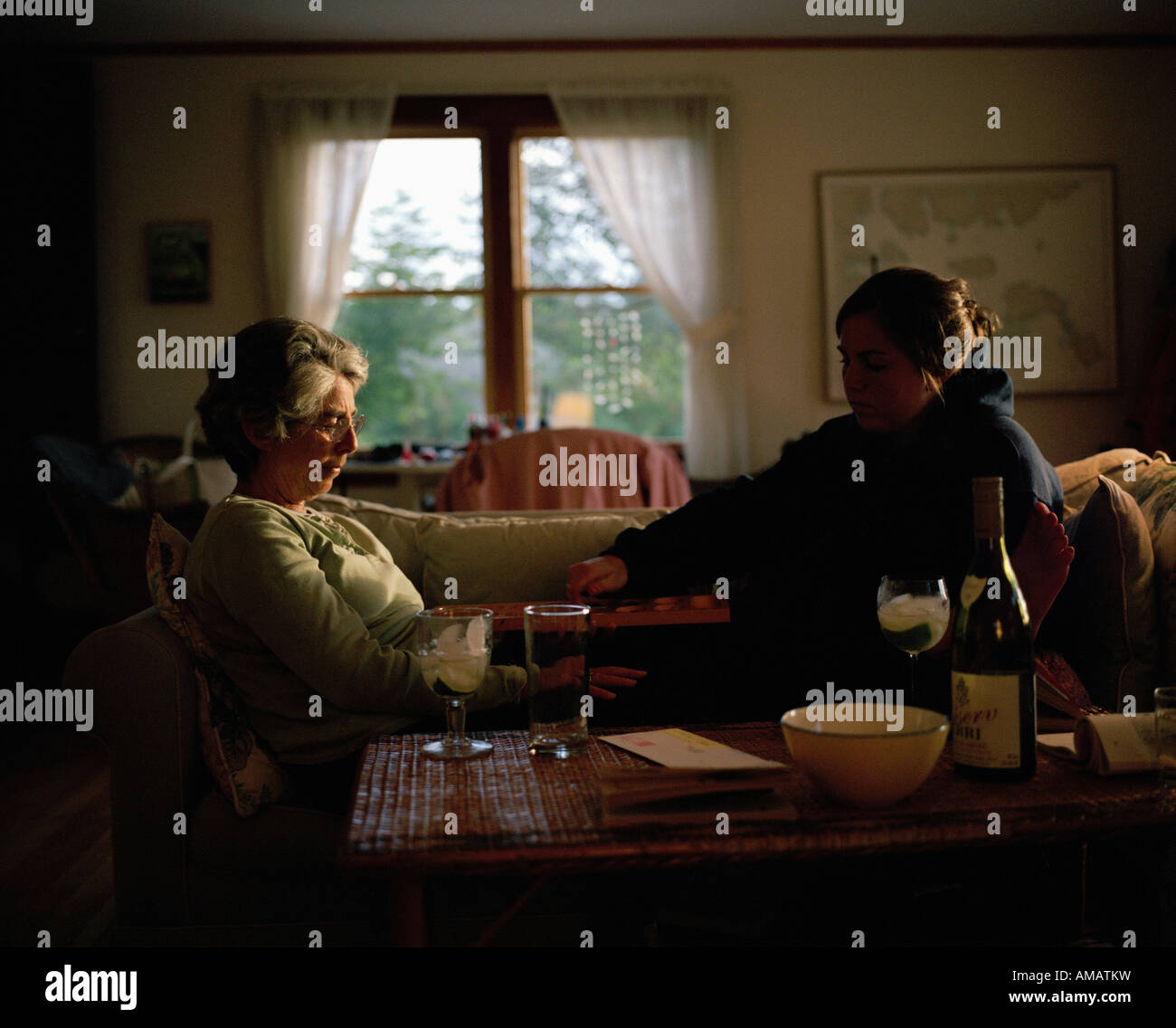 Eine Großmutter und Enkelin ein Brettspiel zusammen Stockfoto