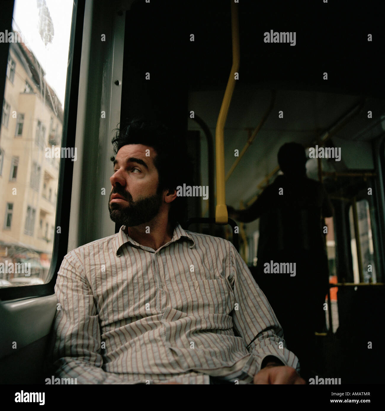 Ein Mann aus einem Busfenster Stockfoto