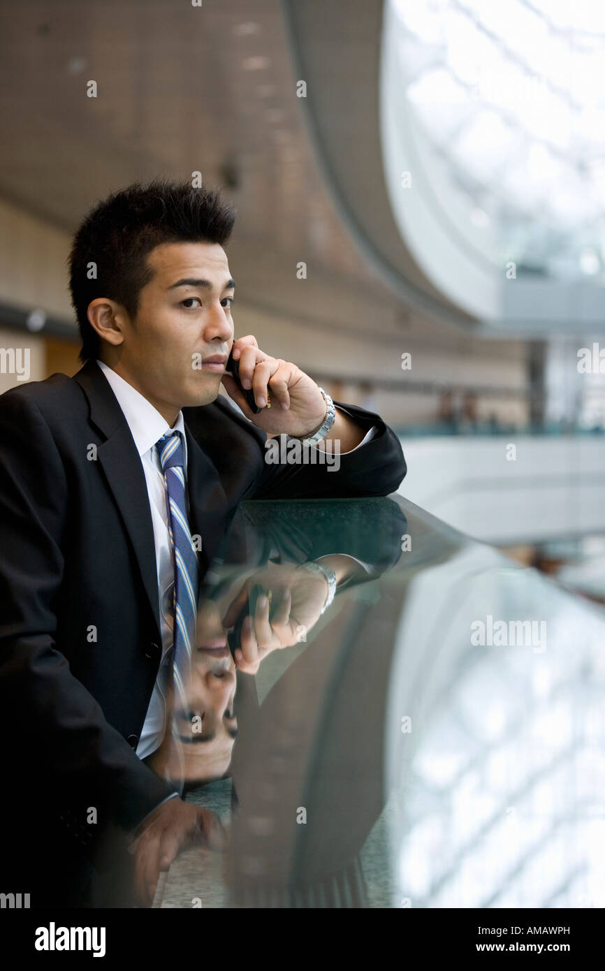 Ein Geschäftsmann mit seinem Mobiltelefon Stockfoto