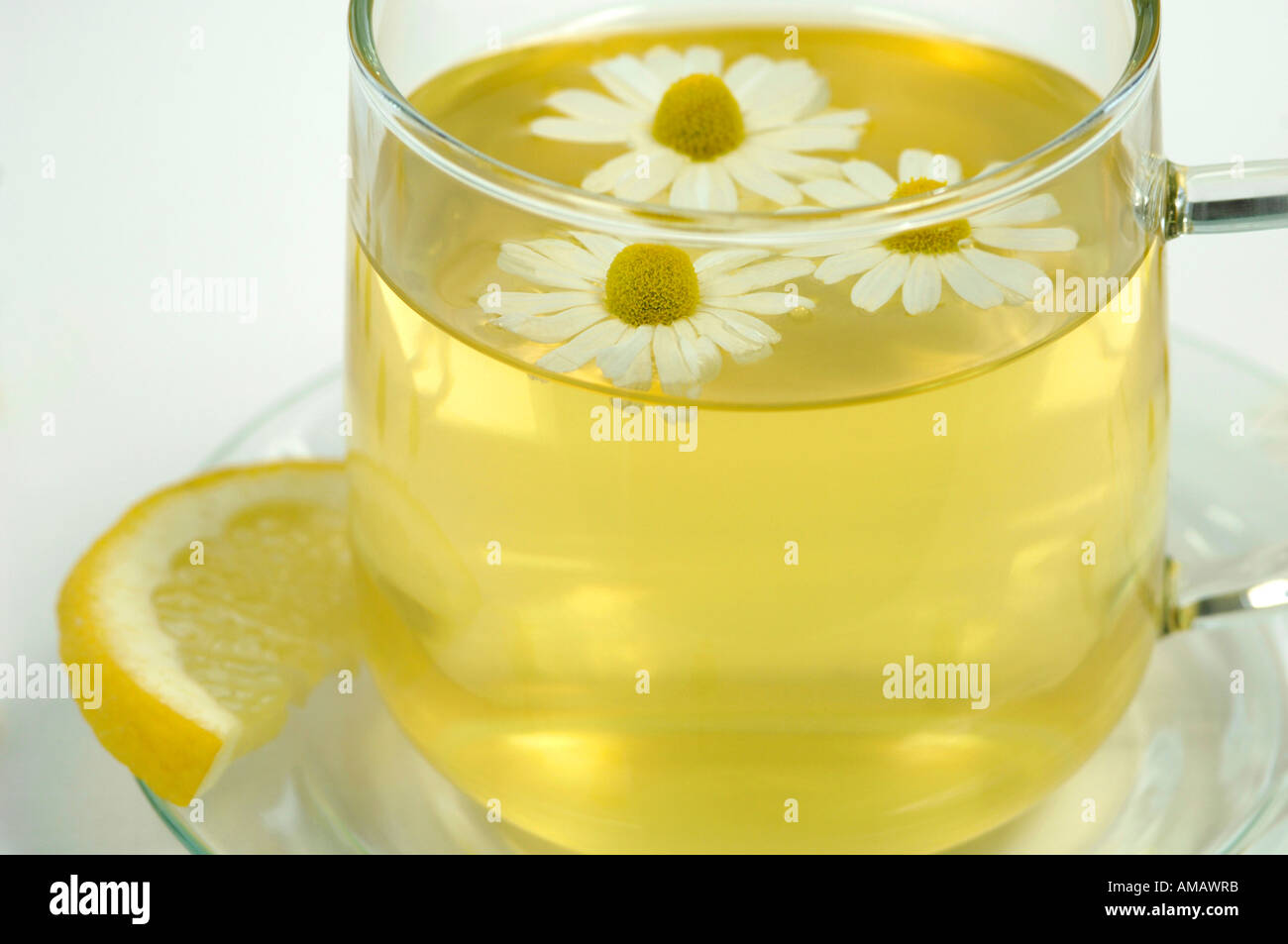 Kamillentee in Tasse mit Blumen und Zitrone, close-up Stockfoto