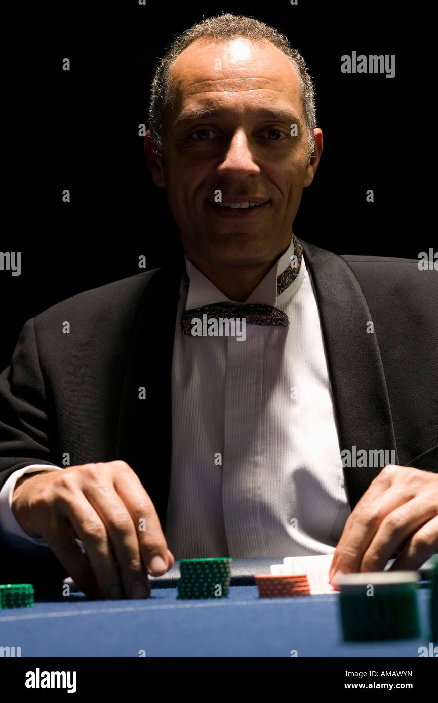 Gut gekleideter Mann sitzt am Casinotisch Stockfoto