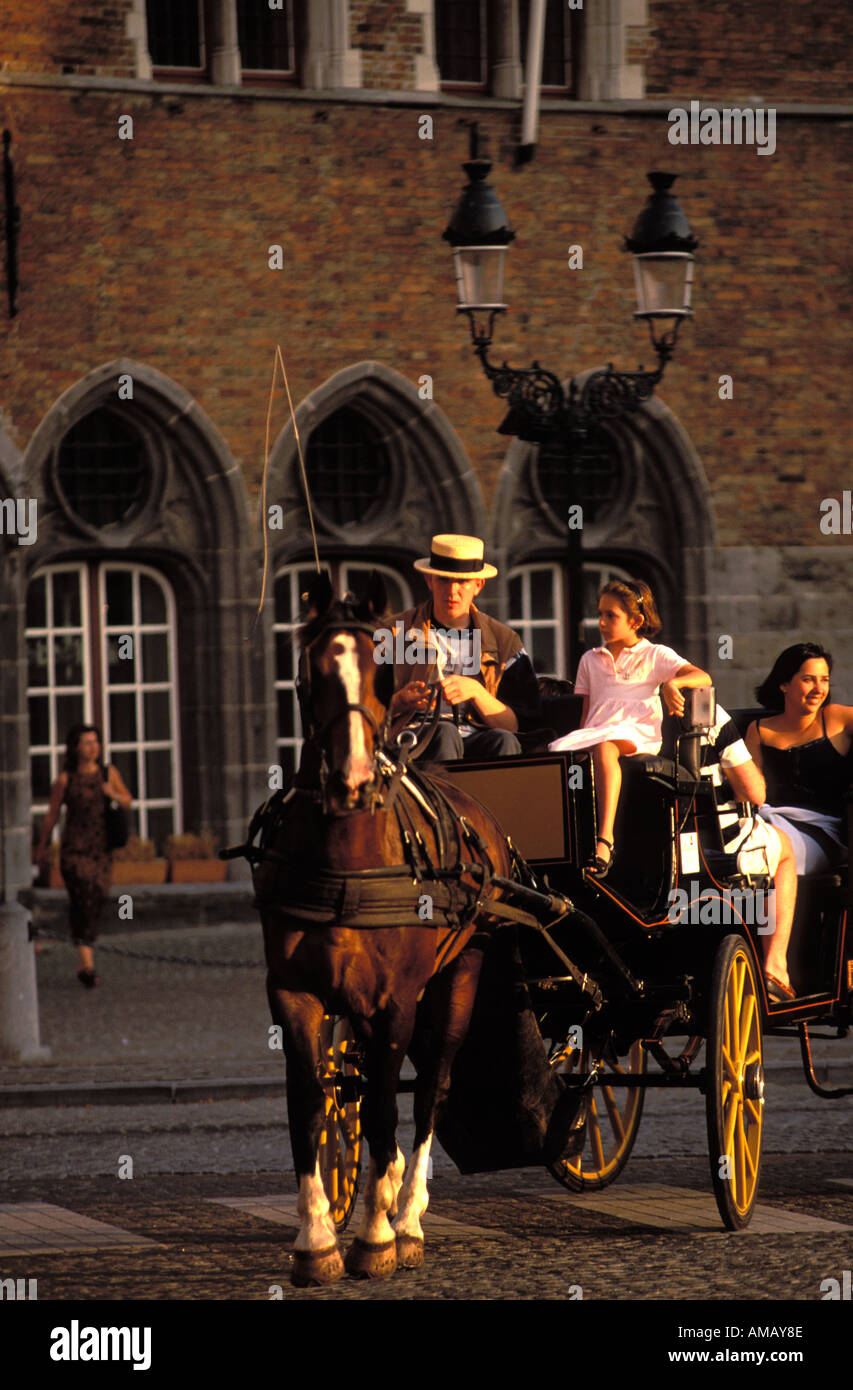 Brugge-Touristen in eine Pferdekutsche auf dem zentralen Marktplatz Stockfoto