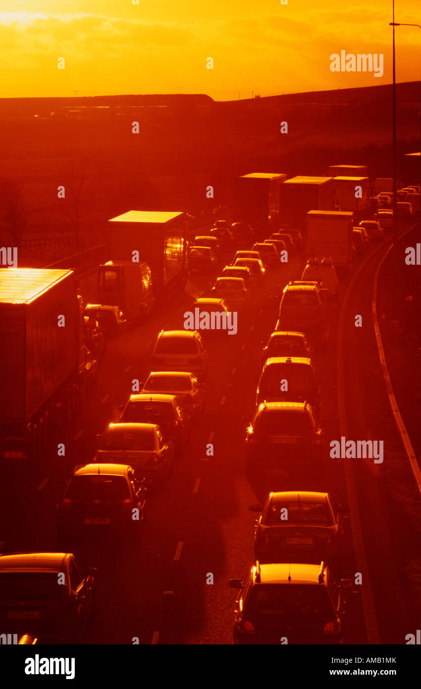 Stau auf der Autobahn M62 bei Sonnenuntergang in der Nähe von Leeds Yorkshire UK Stockfoto